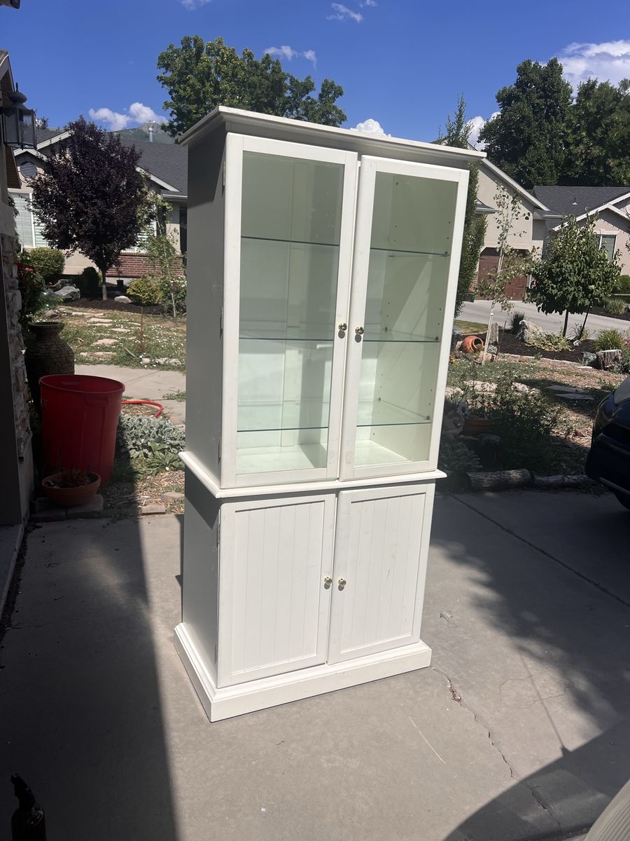 White Wood Display Cabinet with Glass Shelves and Doors - China/Curio Hutch