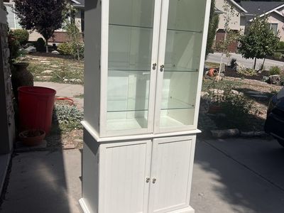 White Wood Display Cabinet with Glass Shelves and Doors - China/Curio Hutch