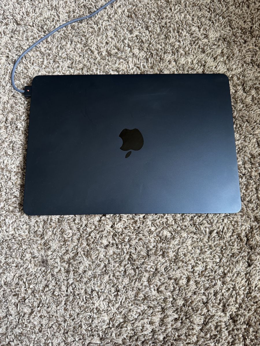 MacBook Air M2 (2022) – 8GB RAM – 256GB SSD – Excellent Condition