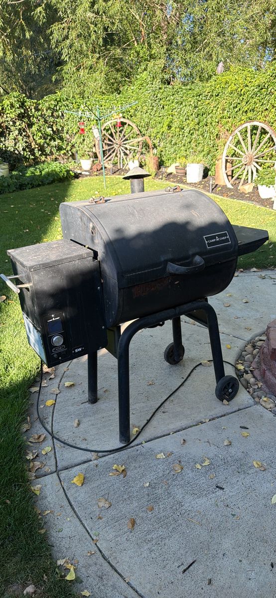 Camp Chef SmokePro DLX Pellet Grill & Smoker - Black, Wheels