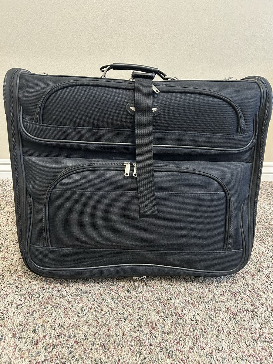 Samsonite Black Garment Bag with Multiple Pockets and Carry Handle