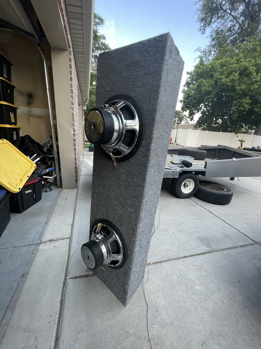 Ma  audin 600W 12-inch Dual Subwoofer Enclosure (Model 2001-03) negotiable