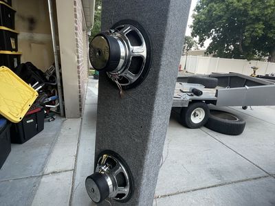 Ma audin 600W 12-inch Dual Subwoofer Enclosure (Model 2001-03) negotiable