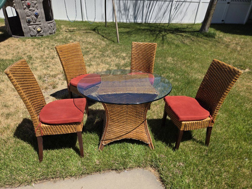 round glass table with 4 chairs
