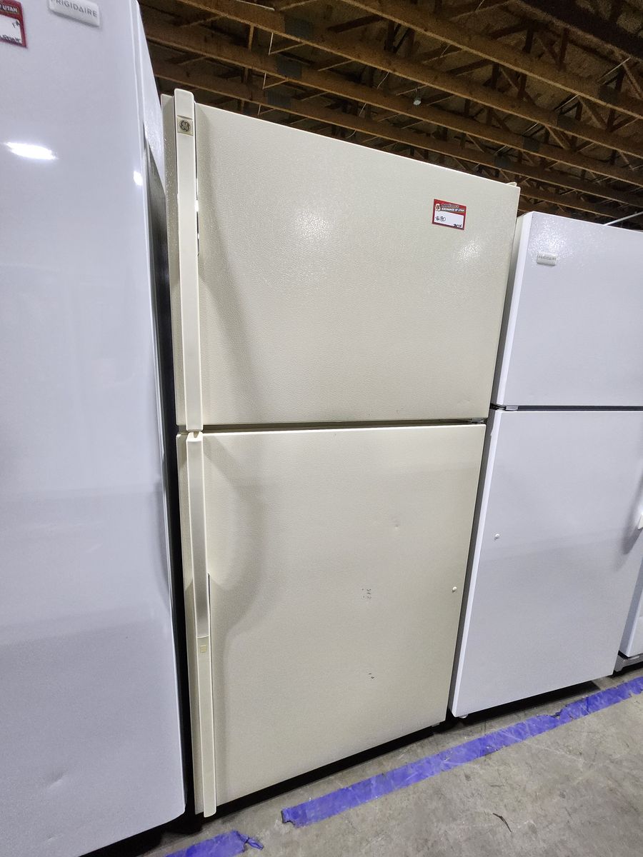 Great GE top and bottom fridge! w-warranty