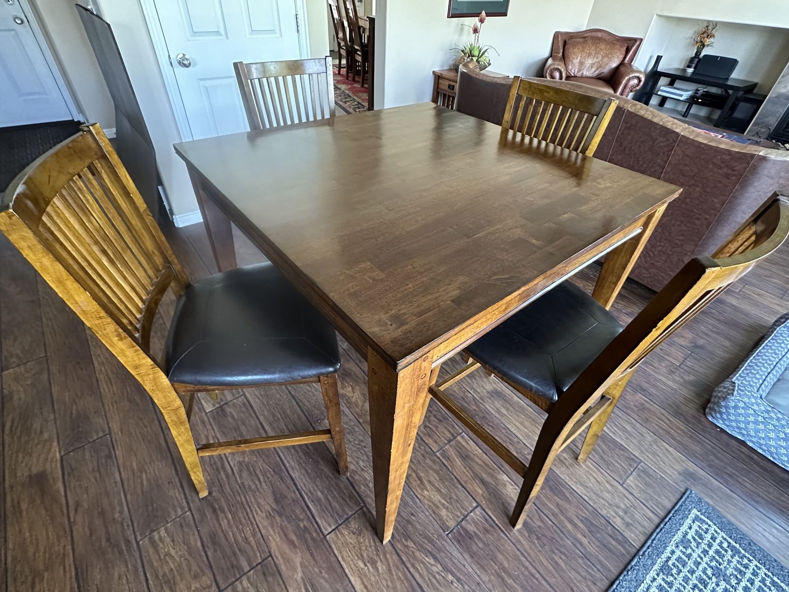 Solid wood table with four chairs - Excellent condition