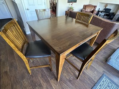 Solid wood table with four chairs - Excellent condition