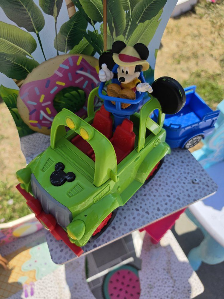 Disney Junior Mickey Mouse Clubhouse Roadster Racers Safari Mickey Figure & Safari Car
