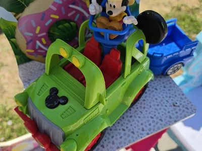 Disney Junior Mickey Mouse Clubhouse Roadster Racers Safari Mickey Figure & Safari Car