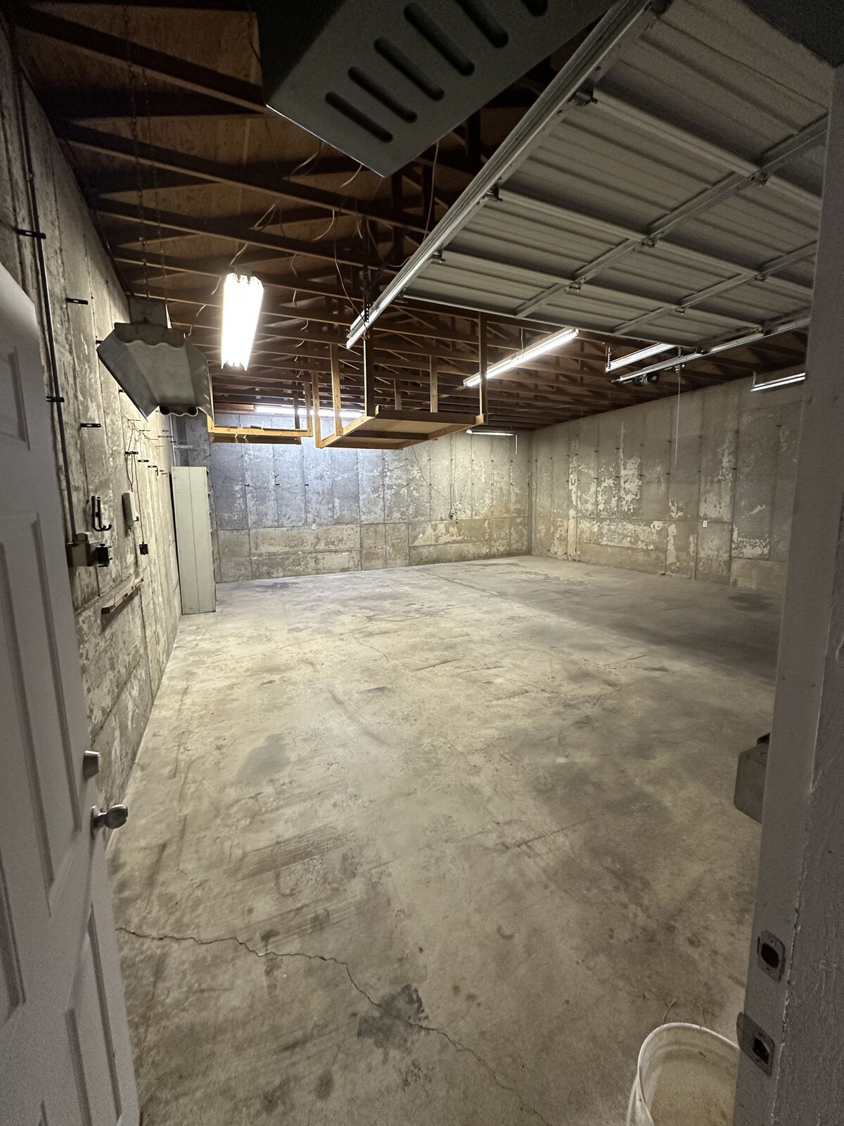 Spacious 900+ sqft Garage Available for Rent.