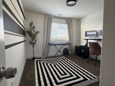 5x7 modern rug / cream/ black