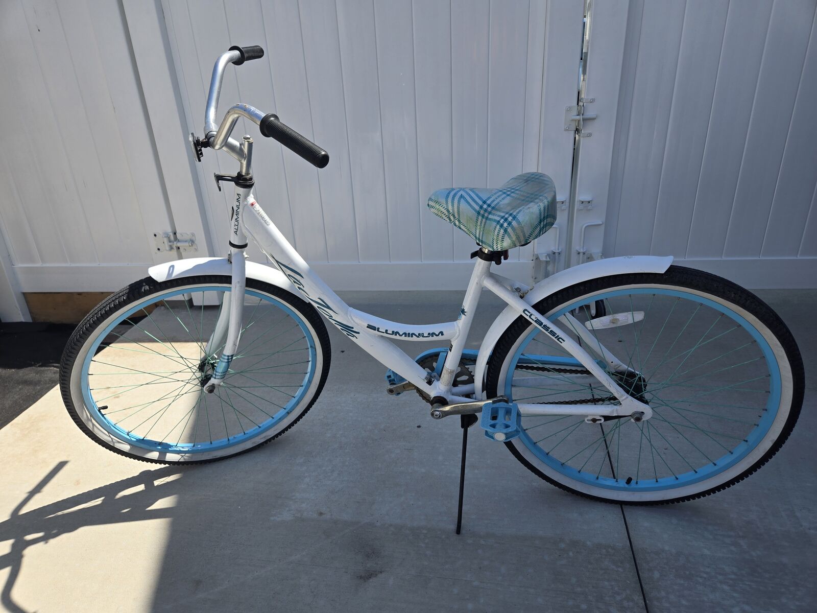 Woman bike, 26 in. white and blue.