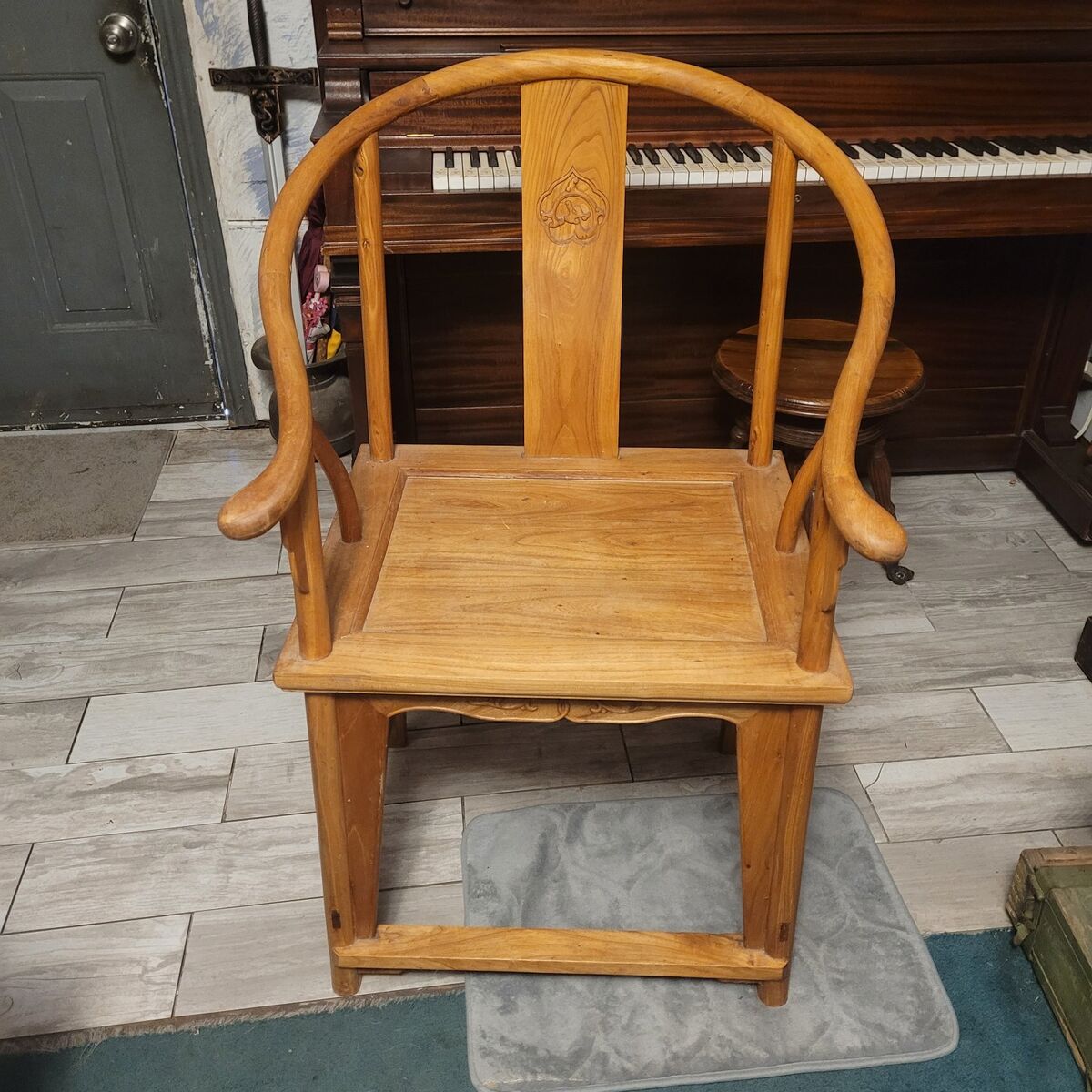 Curved back chair
