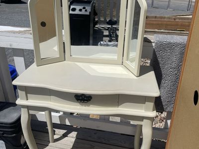 Vintage Vanity Table with Tri-Fold Mirror and Single Drawer