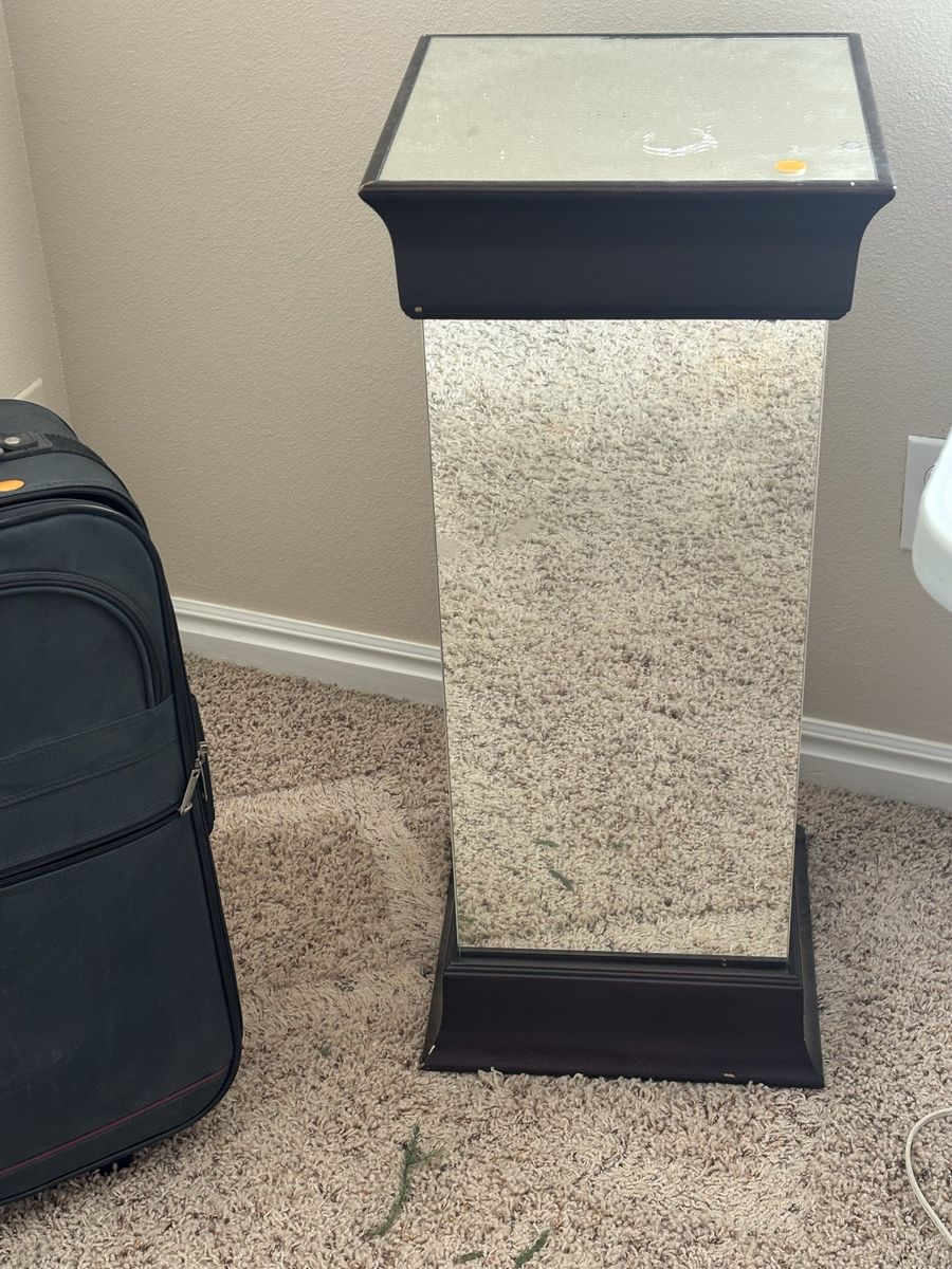 Mirrored pedestal