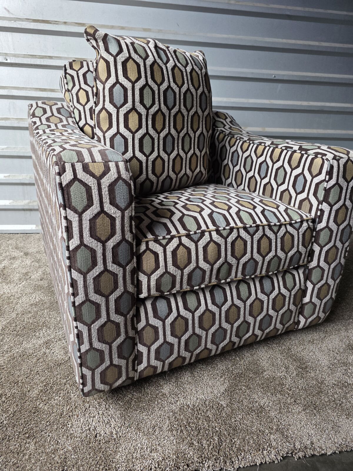 Beautiful Modern Stylish Décor Accent Swivel Arm Sofa Chair – Excellent Condition - Like New!