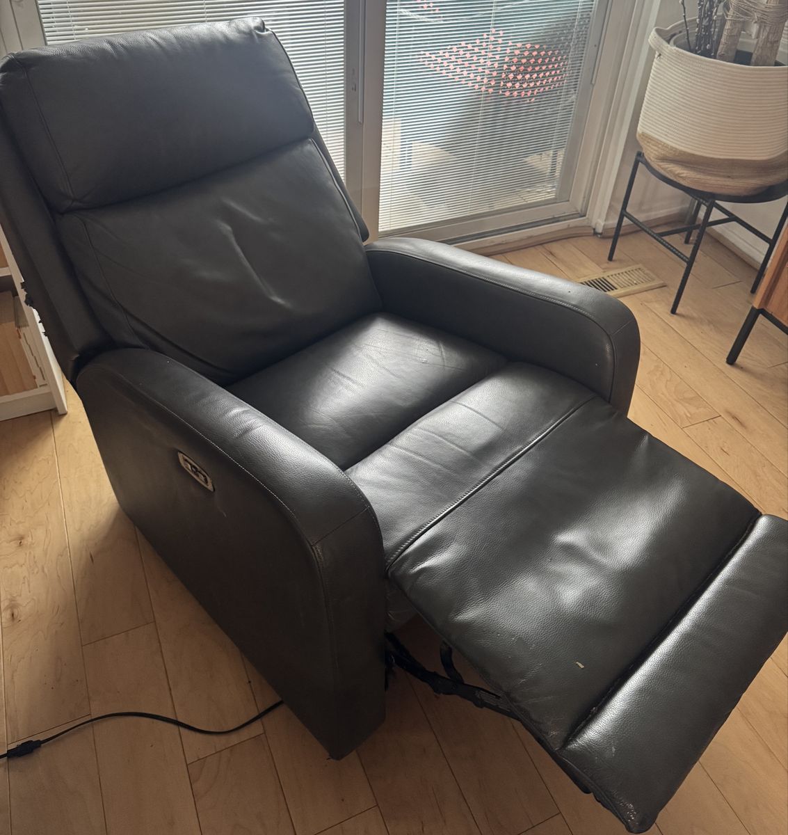 Electric Power Recliner & Game Chair with Built-in USB Charging Port