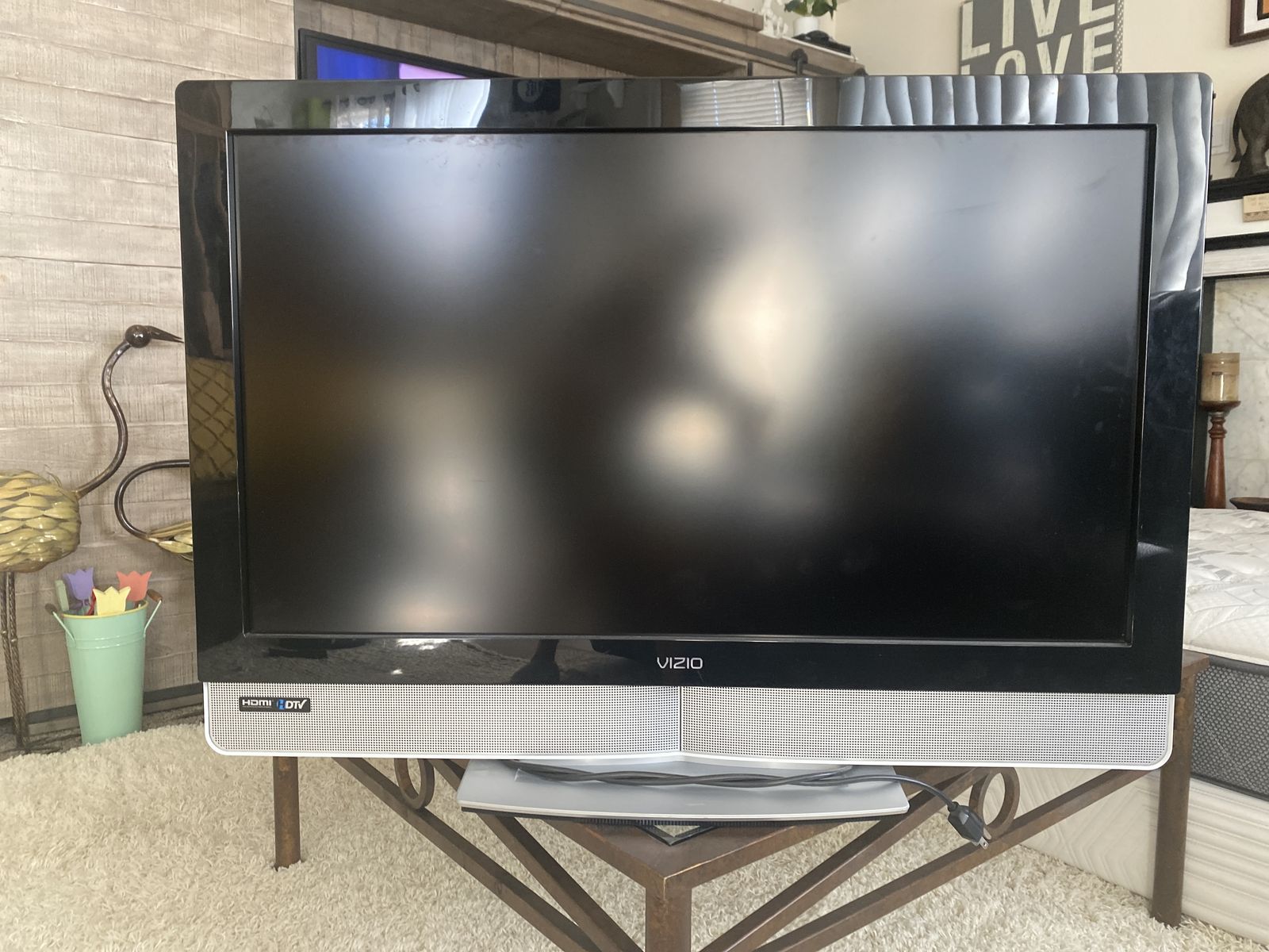 VIZIO TV 36x25  With Remote Control.$25