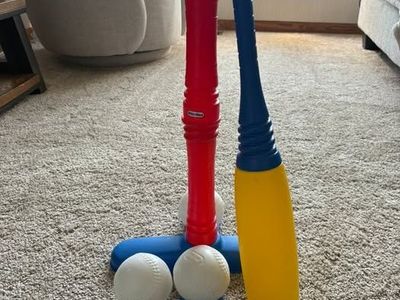 Little Tikes T Baseball Bat & 3 Balls