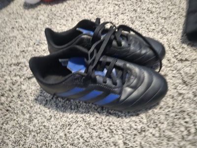 kids size 2 1/2 adidas soccer cleats