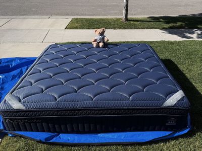 King mattress. Dream cloud luxe hybrid