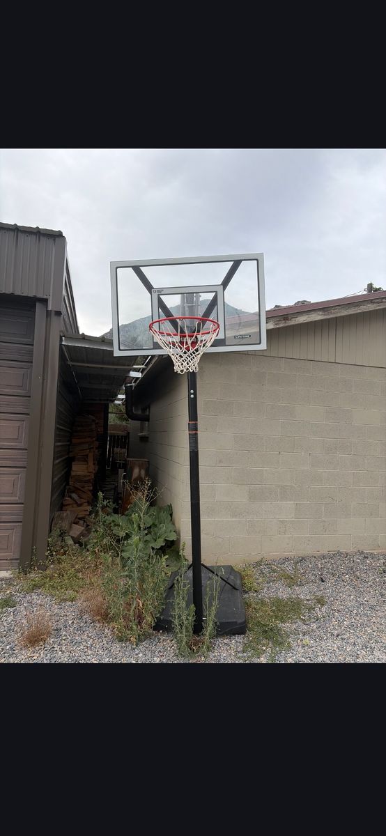 Lifetime adjustable basketball hoop