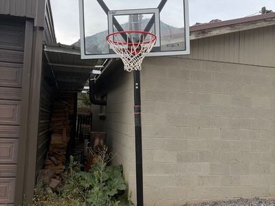 Lifetime adjustable basketball hoop