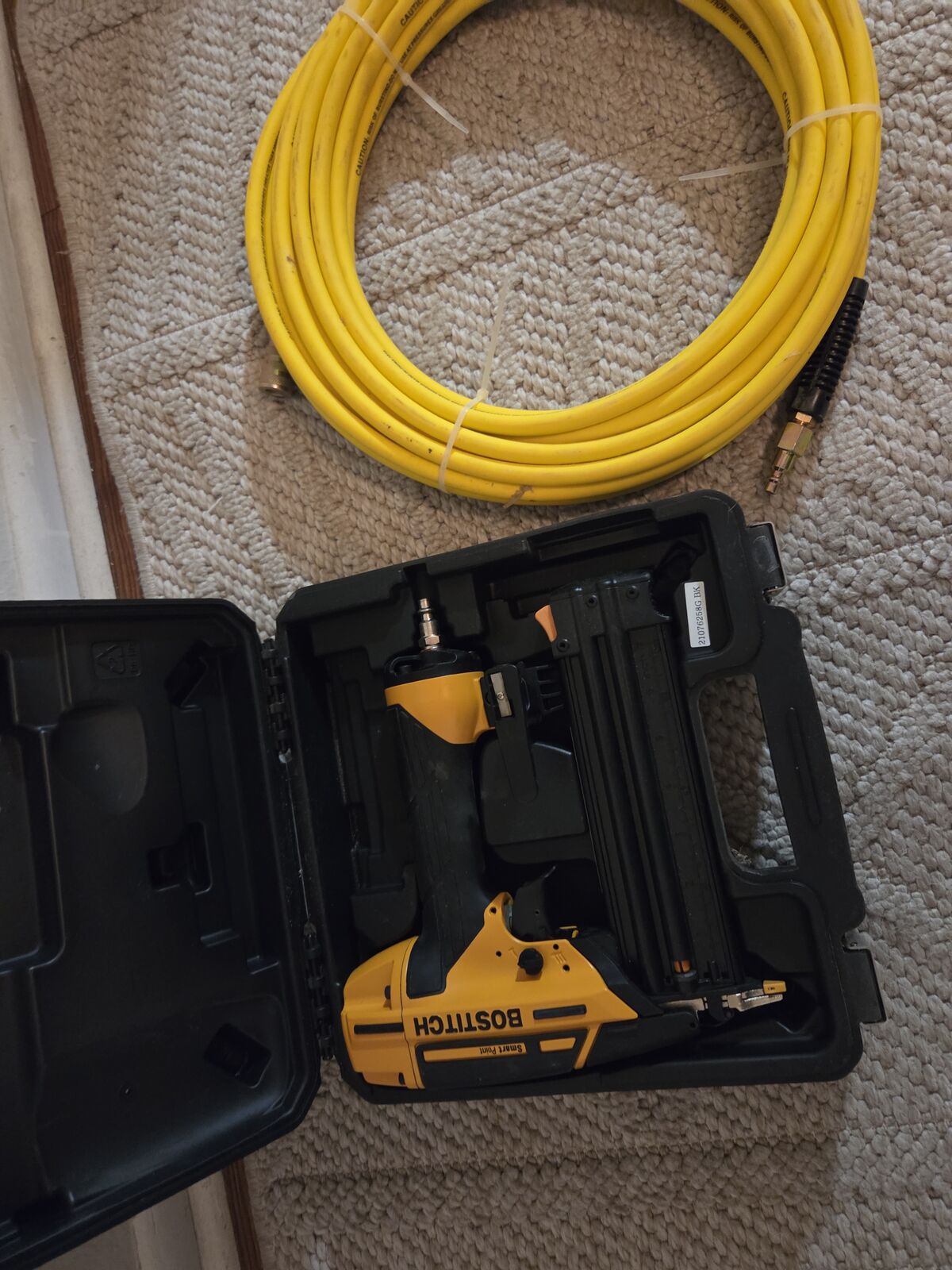 Finish nail gun and hose