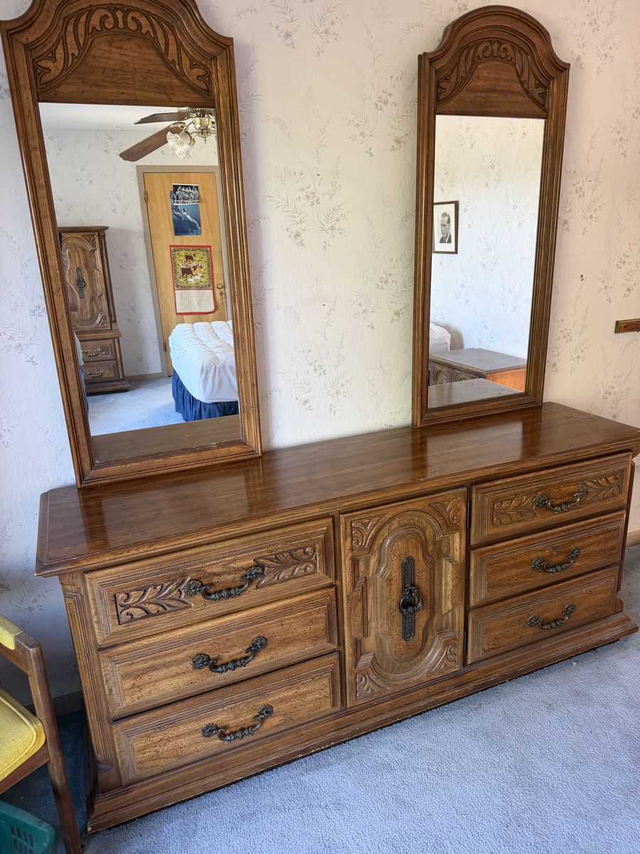 Solid wood dresser with drawers and mirrors