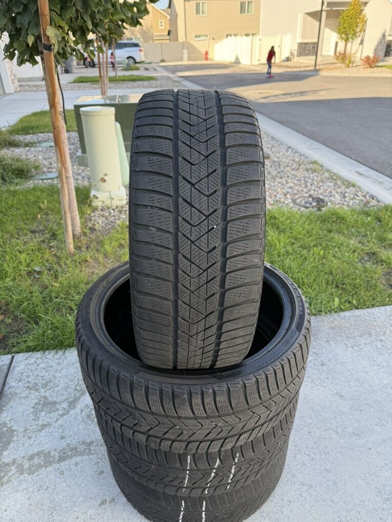 Pirello SotoZero Snowtires 235/35/20 Tesla Model 3
