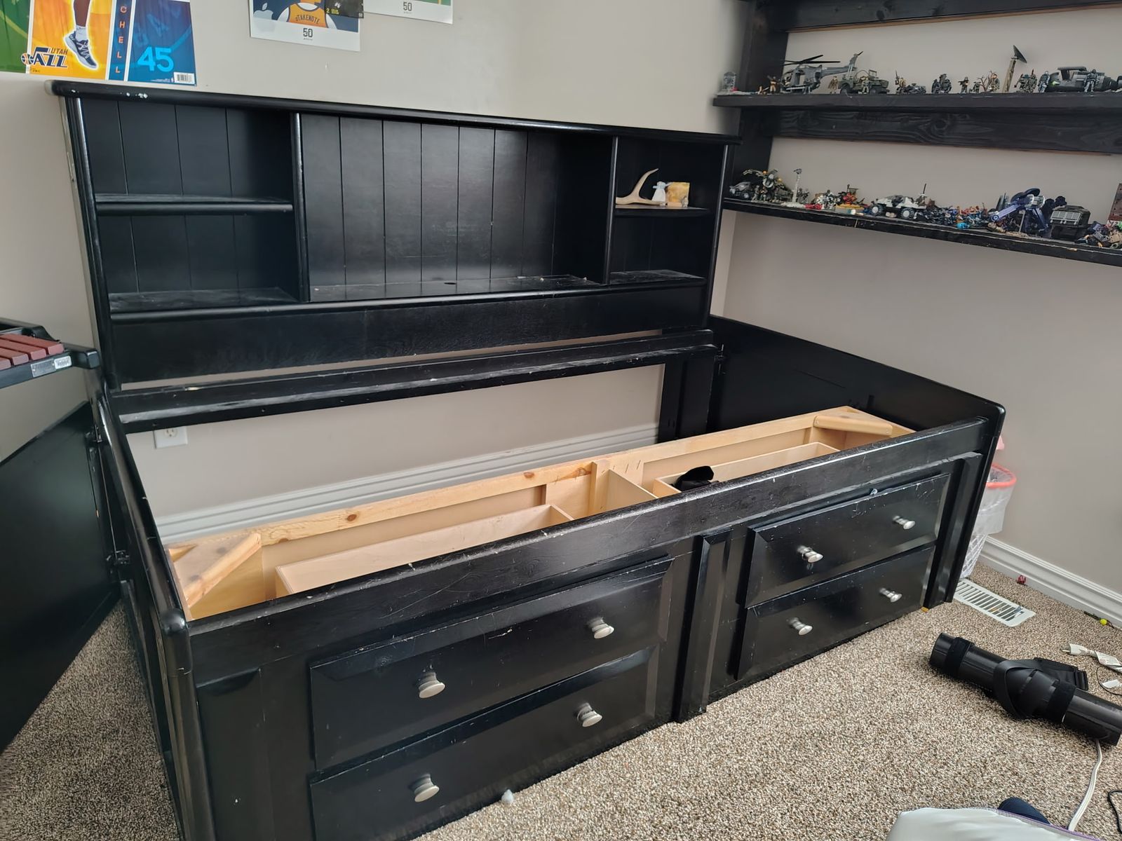 Twin bed with storage and bookshelves