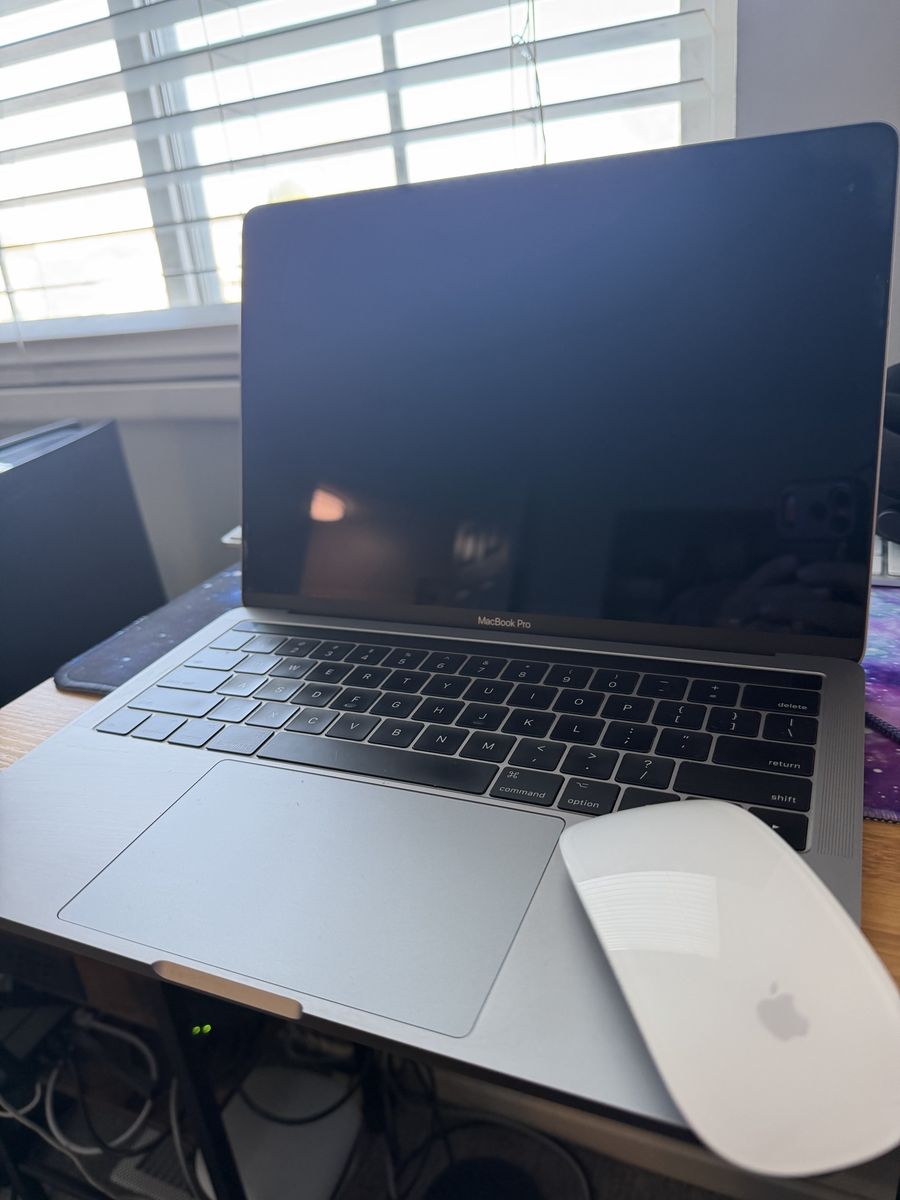 MacBook Pro 2017 13-inch 3 Ports with Magic Mouse