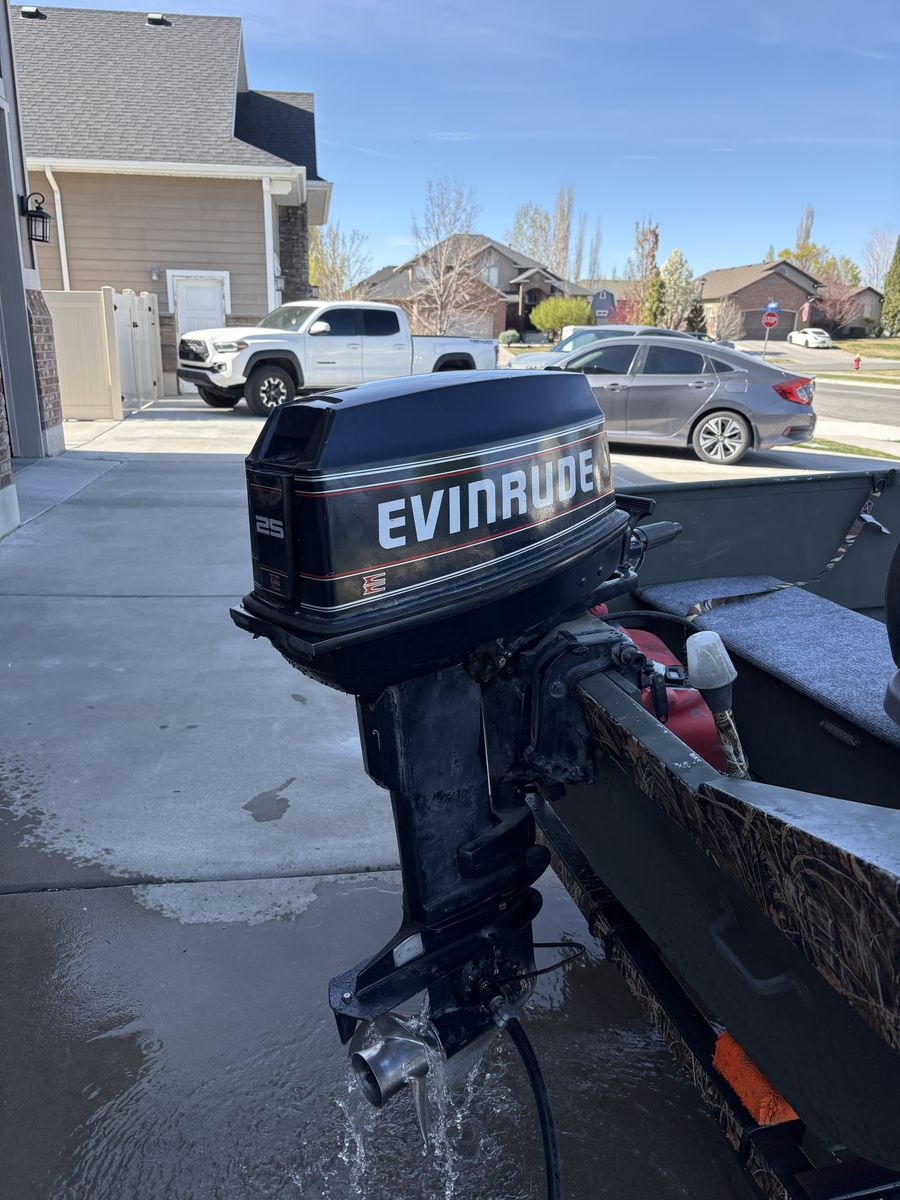 25hp 2-stroke Evinrude, New Cond.  Low Hours