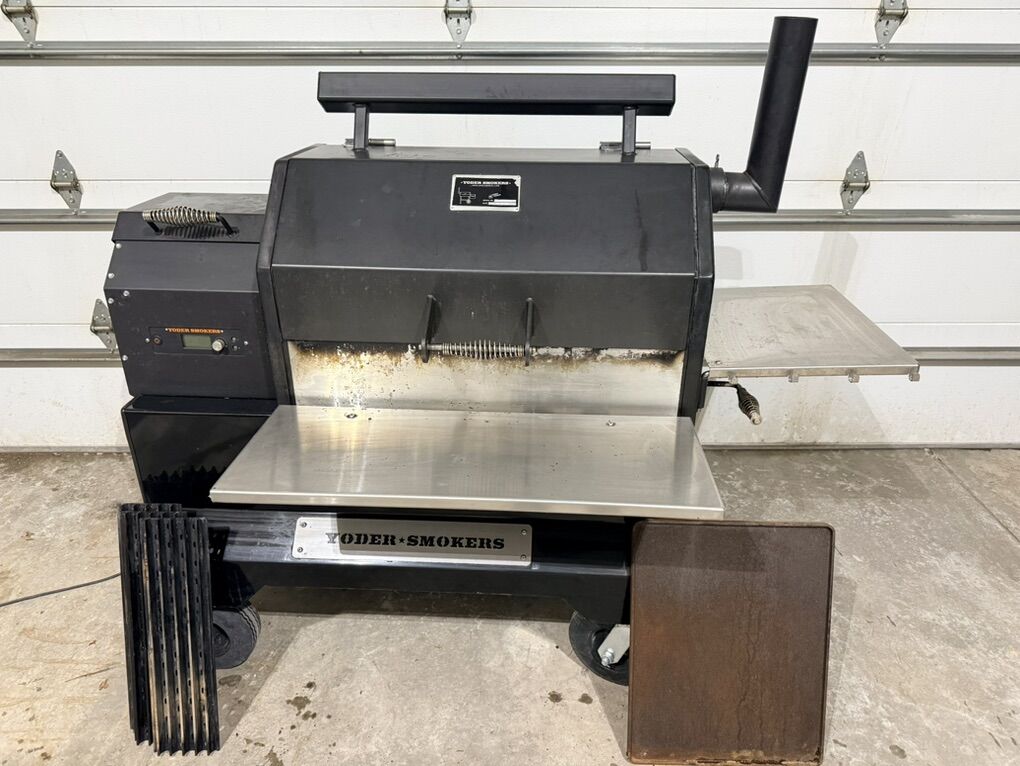 Yoder 640s Competition Smoker