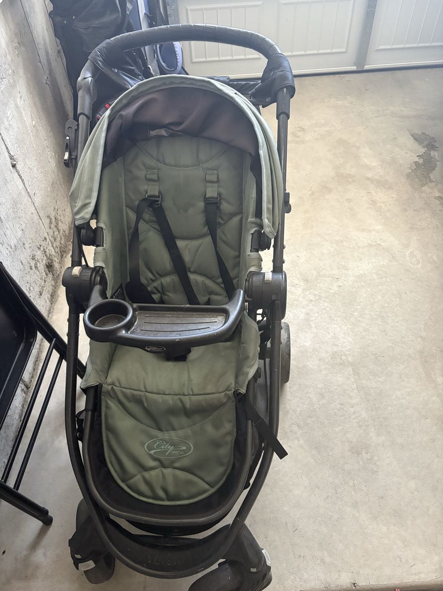 Graco City Versa Stroller - Green, Good Condition, Compact Fold, Parent Tray