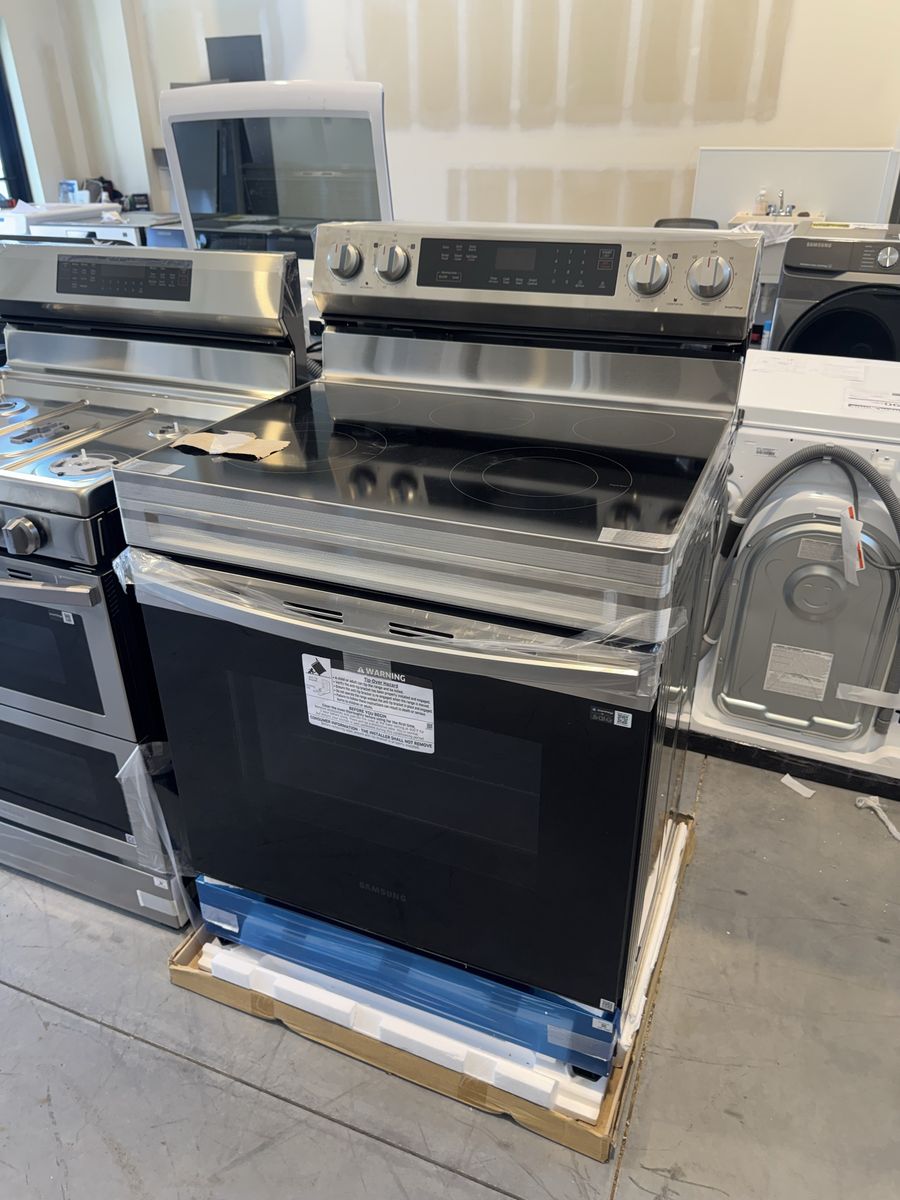 Open box Samsung 30-in Glass Top 5 burners 6.3-cu ft Freestanding Electric Range