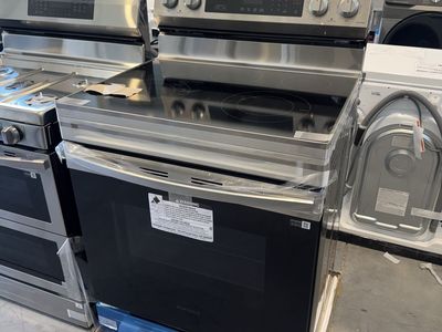 Open box Samsung 30-in Glass Top 5 burners 6.3-cu ft Freestanding Electric Range
