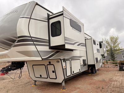 2022 Keystone Montana Fifth Wheel RV Travel Trailer - Excellent Condition, Multiple Slide Outs 40’