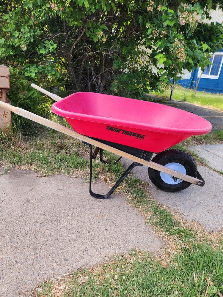 wheelbarrow, true temper, 4 cu, poly, good condition