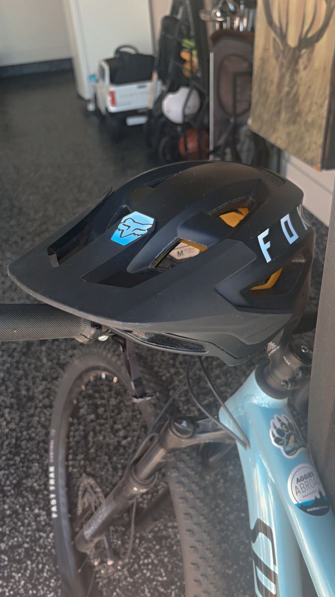 Specialized Rockhopper Mountain Bike + Fox helmet