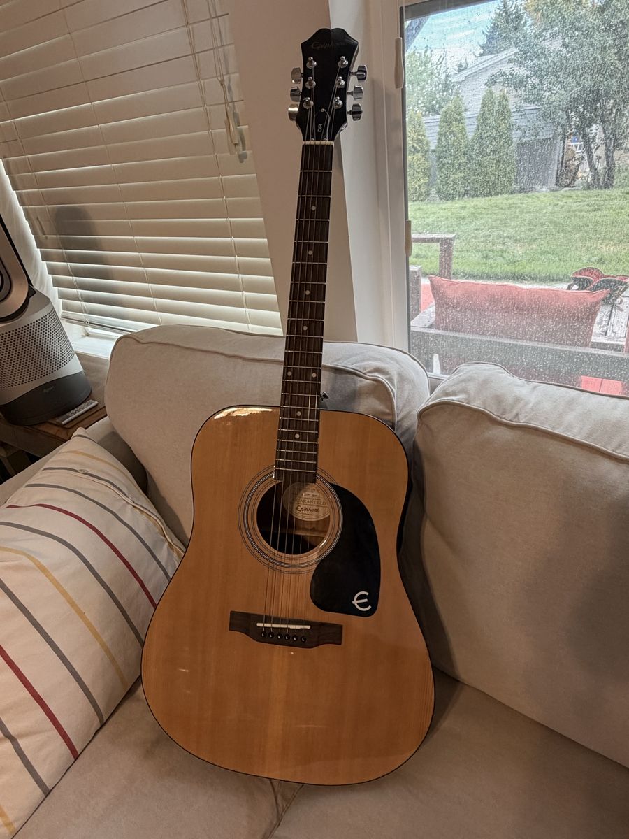Acoustic Epiphone Guitar DR-100NA with case. Like new