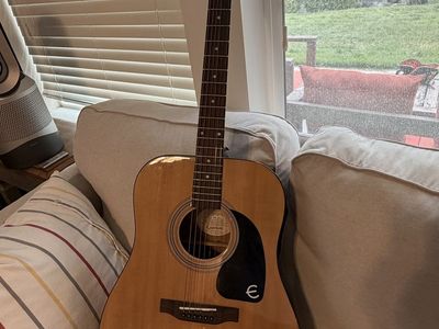 Acoustic Epiphone Guitar DR-100NA with case. Like new