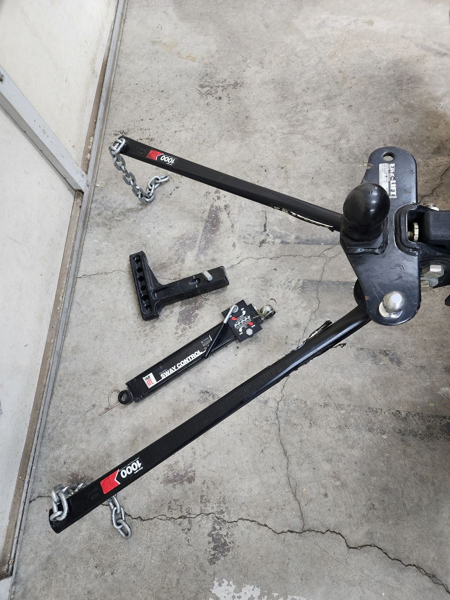 Camco Eaz-Lift Elite 1,000lb Weight Distribution Hitch Kit with Manually Adjusted Sway Control
