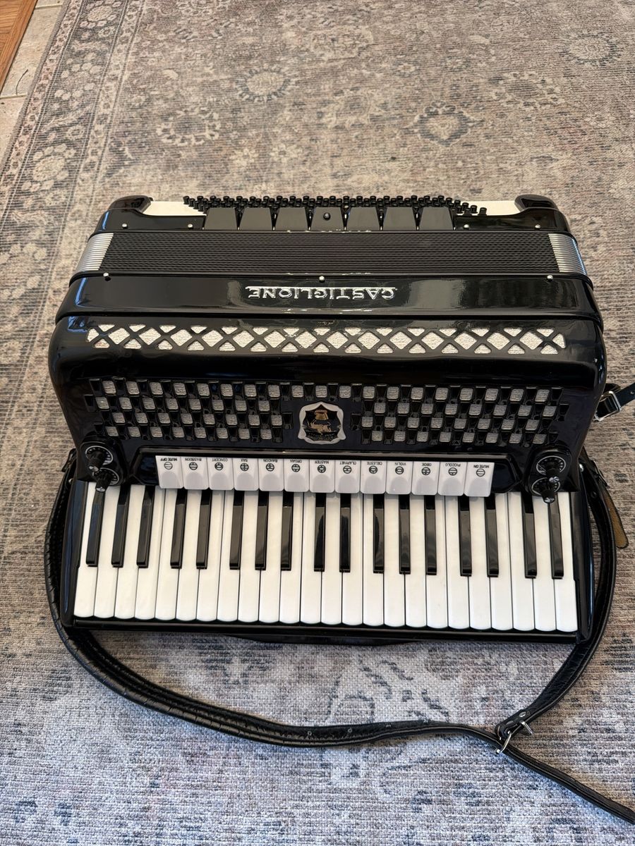 Vintage 1960-1970’s Castiglione 401A Full Size Piano Accordion Made in Italy in excellent condition