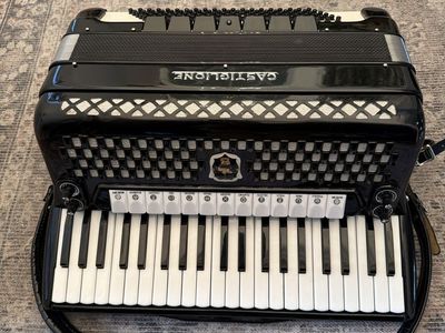 Vintage 1960-1970’s Castiglione 401A Full Size Piano Accordion Made in Italy in excellent condition