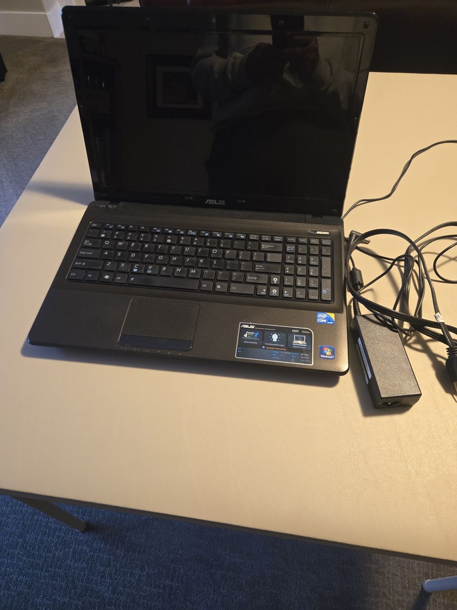 ASUS K52F 15.6" Laptop Intel Core i3 Windows 7 Home Premium w/ Charger