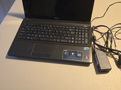 ASUS K52F 15.6" Laptop Intel Core i3 Windows 7 Home Premium w/ Charger