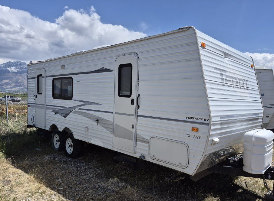 2005 Terry by Fleetwood 26tf with a sofa slide out