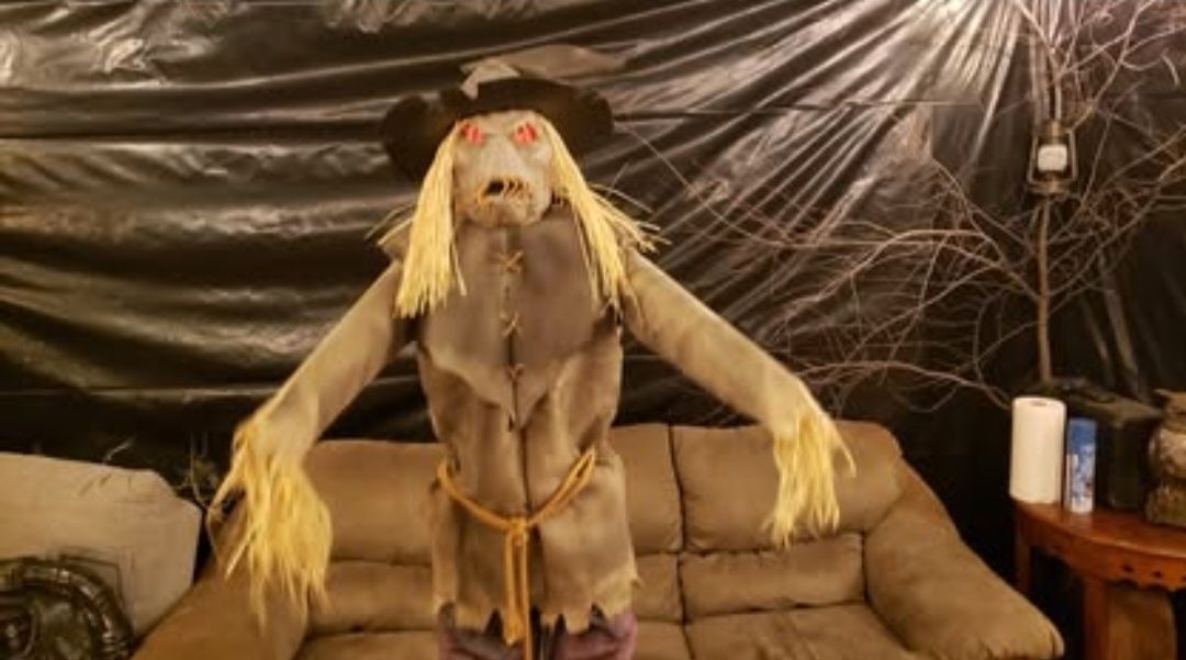 Spirit Halloween 2018 SVI Animated Looming Strawman Scarecrow