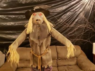 Spirit Halloween 2018 SVI Animated Looming Strawman Scarecrow